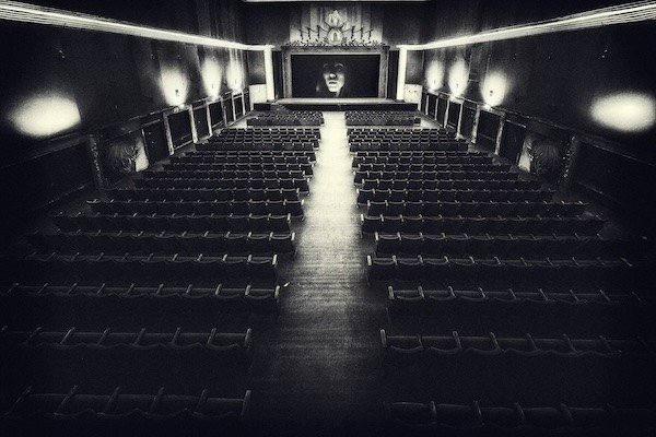 Salle de cinéma vide avant l'arrivée des spectateurs